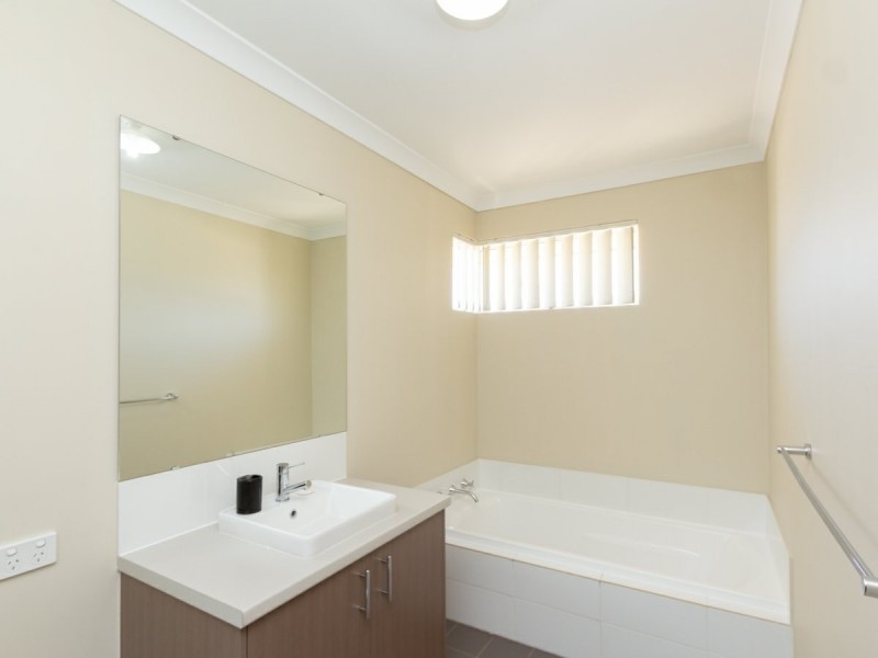 16 Menner Way, Piara Waters WA 6112