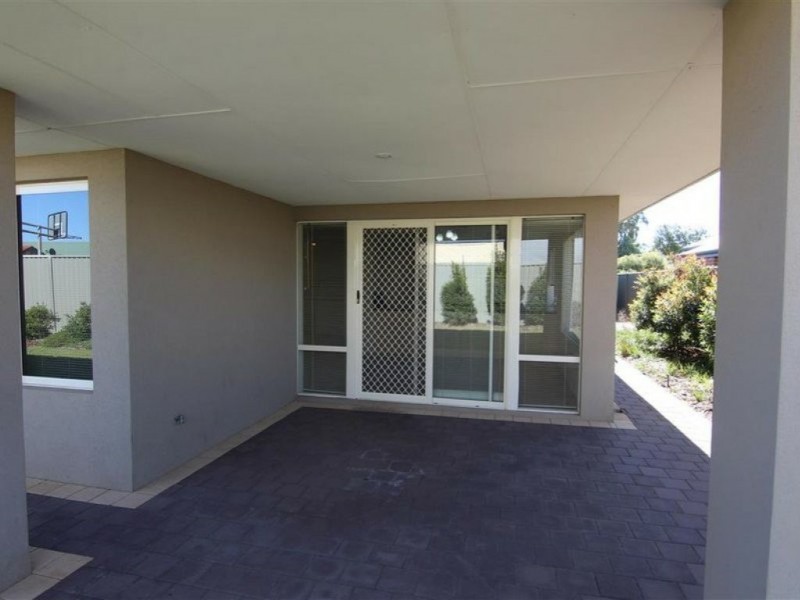 6 Weybridge Drive, Wellard WA 6170
