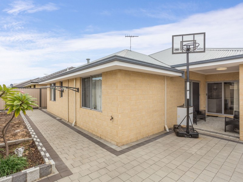 9 Montpellier Way, Piara Waters WA 6112