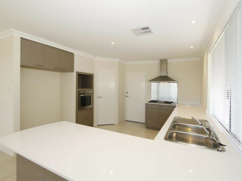 2 Weymouth Road, Aubin Grove WA 6164
