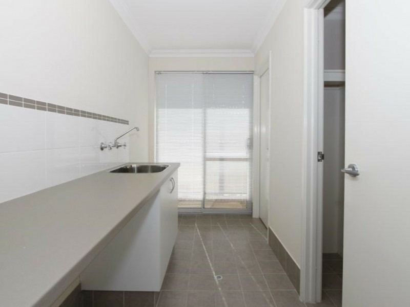 2 Weymouth Road, Aubin Grove WA 6164