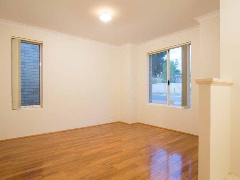 5 Darter Place, Queens Park WA 6107
