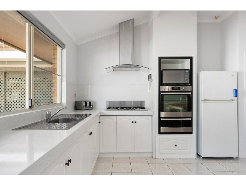 6 Poinsettia Grove, South Lake WA 6164