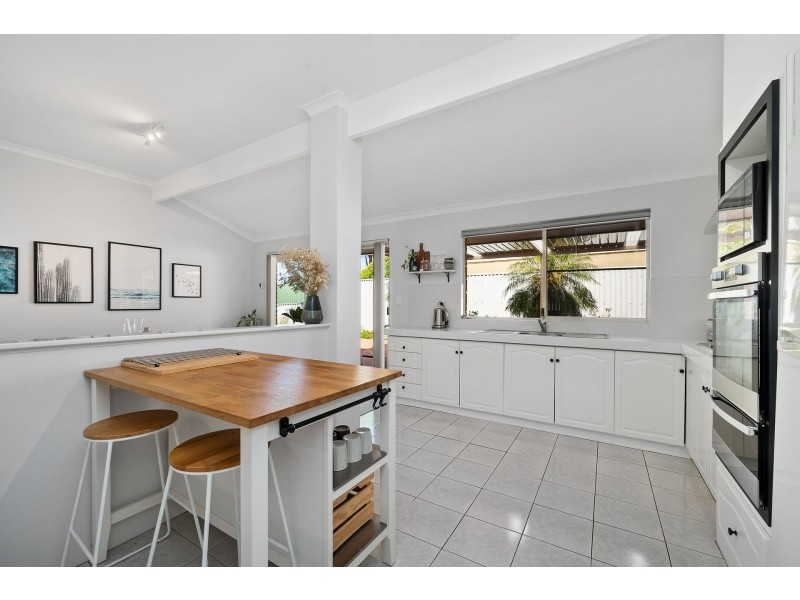 6 Poinsettia Grove, South Lake WA 6164