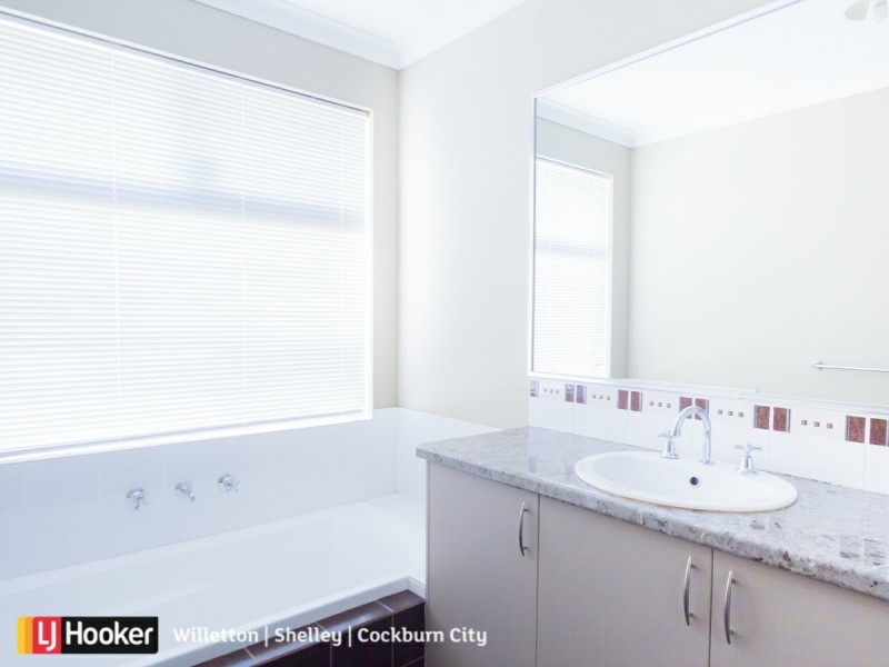18 Marseille Gardens, Piara Waters WA 6112