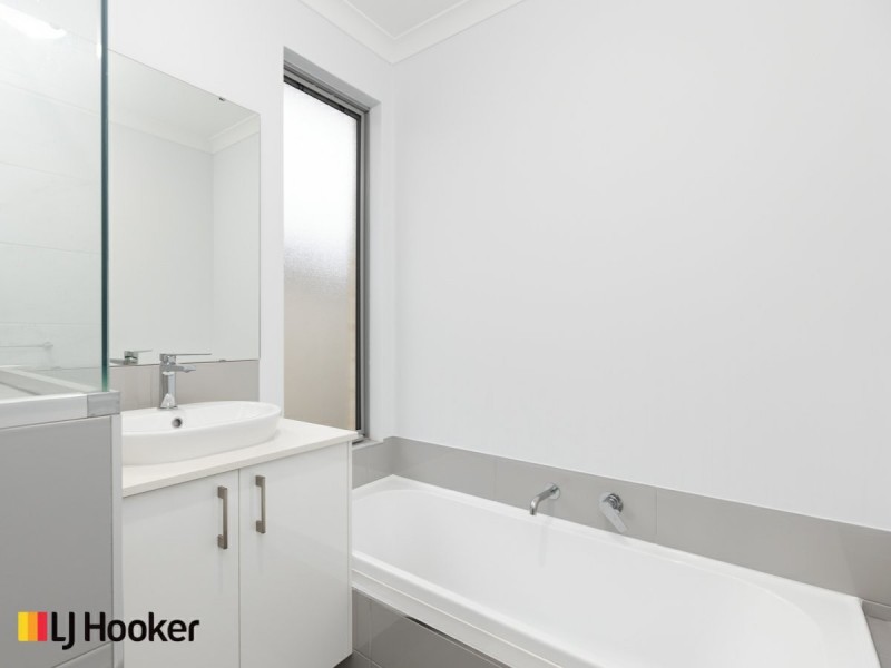 33 Lewisham Vista, Success WA 6164