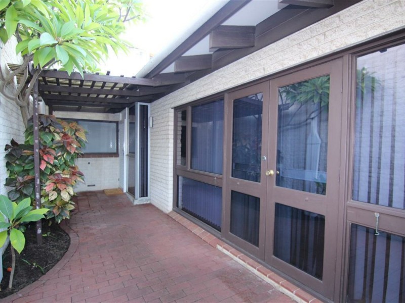 1/8 Cale Street, Como WA 6152