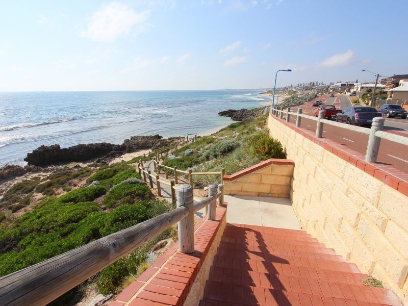 90 Chrysostom Street, Trigg WA 6029