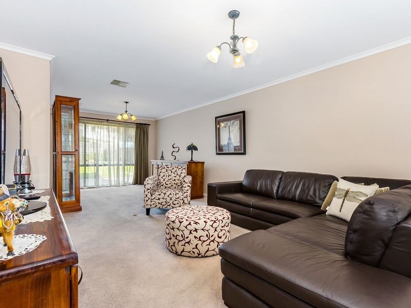 8 Paperbark Place, Knoxfield VIC 3180