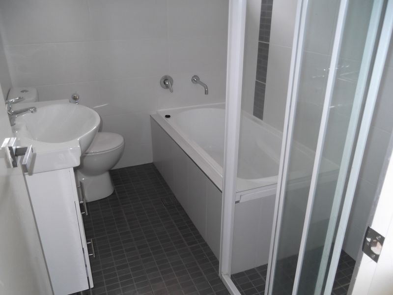 4 Robyn St, Woodpark NSW 2164