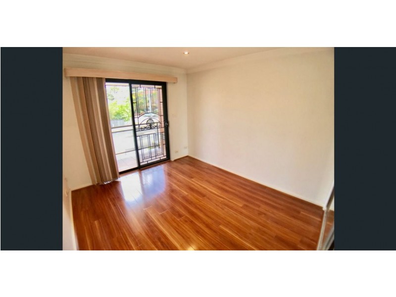 8 Amos Street, Westmead NSW 2145