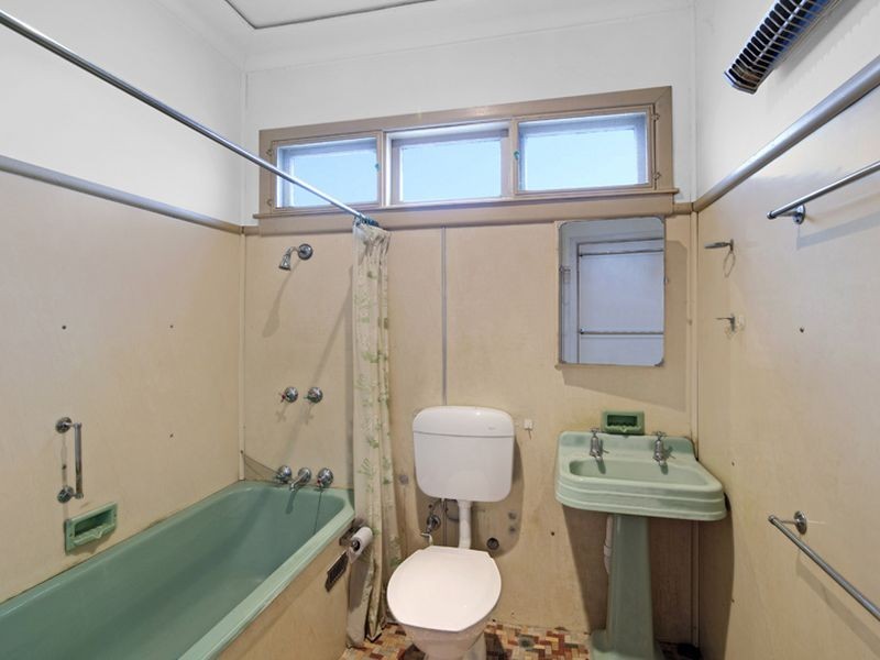 2 Chamberlain Rd, Guildford NSW 2161