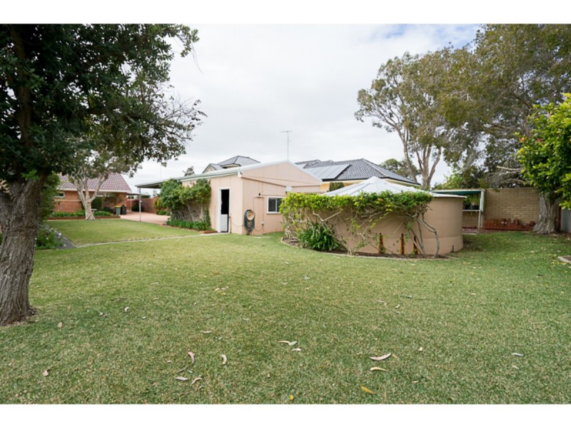 16 Fairbridge Road, Halls Head WA 6210