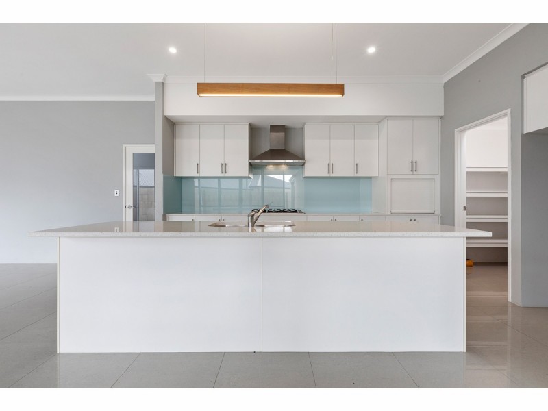 18 Holloways Ridge, Secret Harbour WA 6173