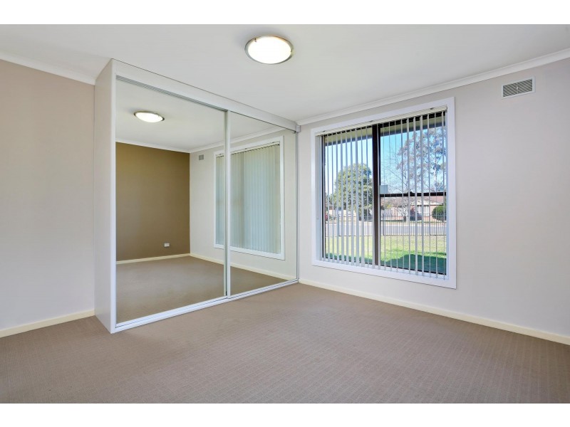 6 Laura Place, St Clair NSW 2759