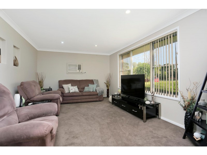 4 Chateau Crescent, St Clair NSW 2759