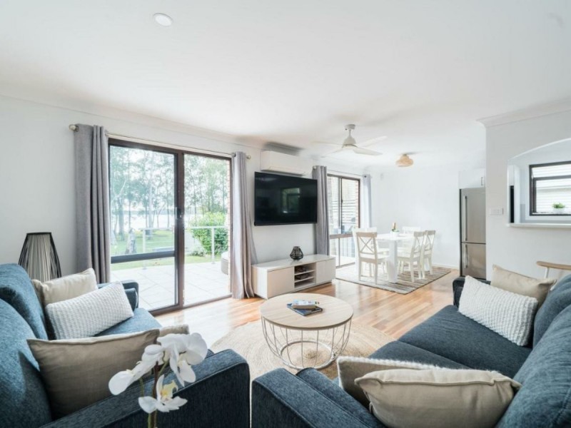 21 Lakeshore Avenue, Kingfisher Shores NSW 2259