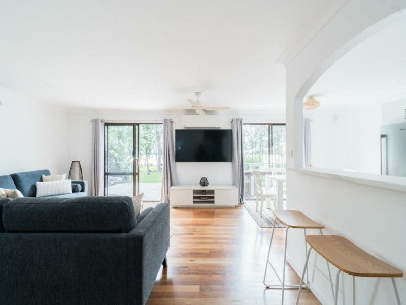 21 Lakeshore Avenue, Kingfisher Shores NSW 2259