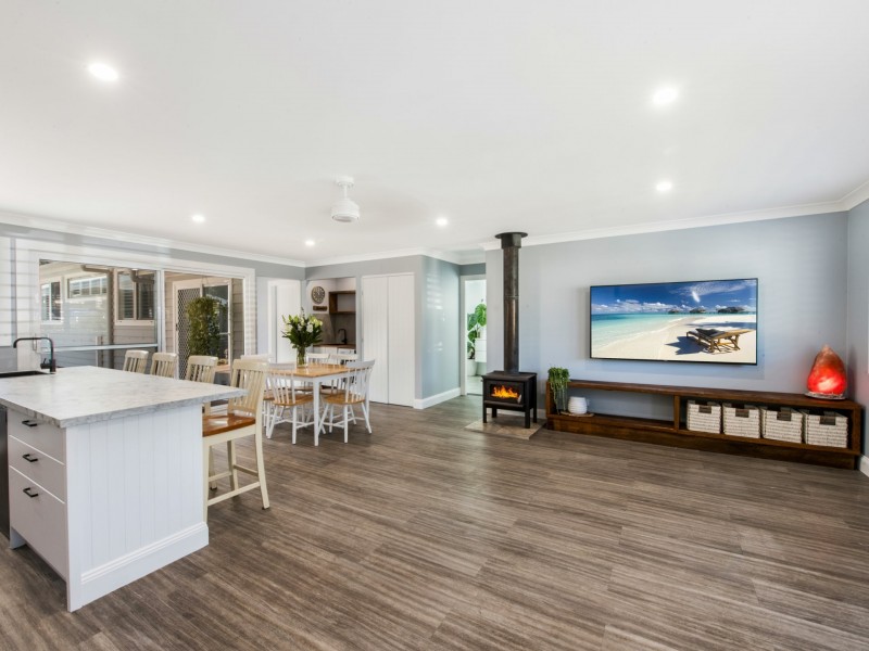 84 Cadonia Road, Tuggerawong NSW 2259