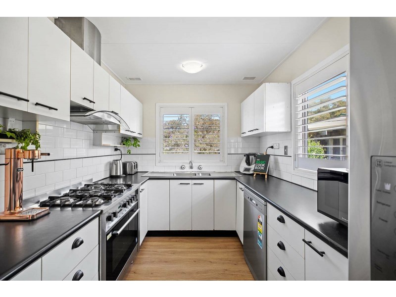 110 Griffith Street, Mannering Park NSW 2259