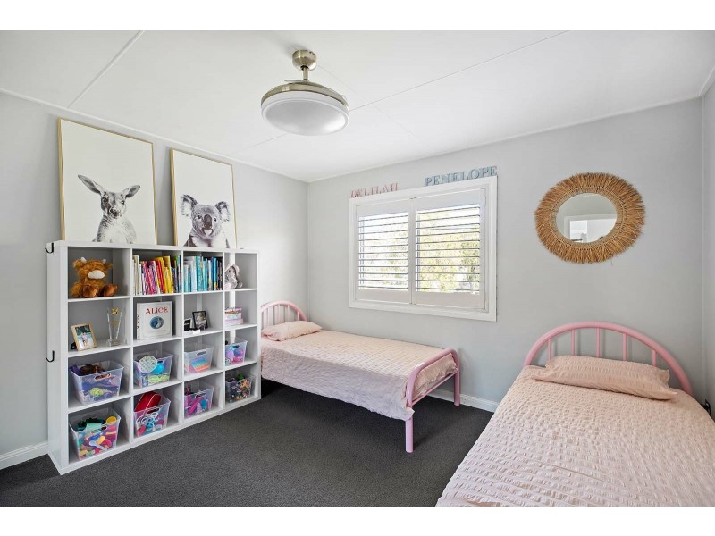 110 Griffith Street, Mannering Park NSW 2259