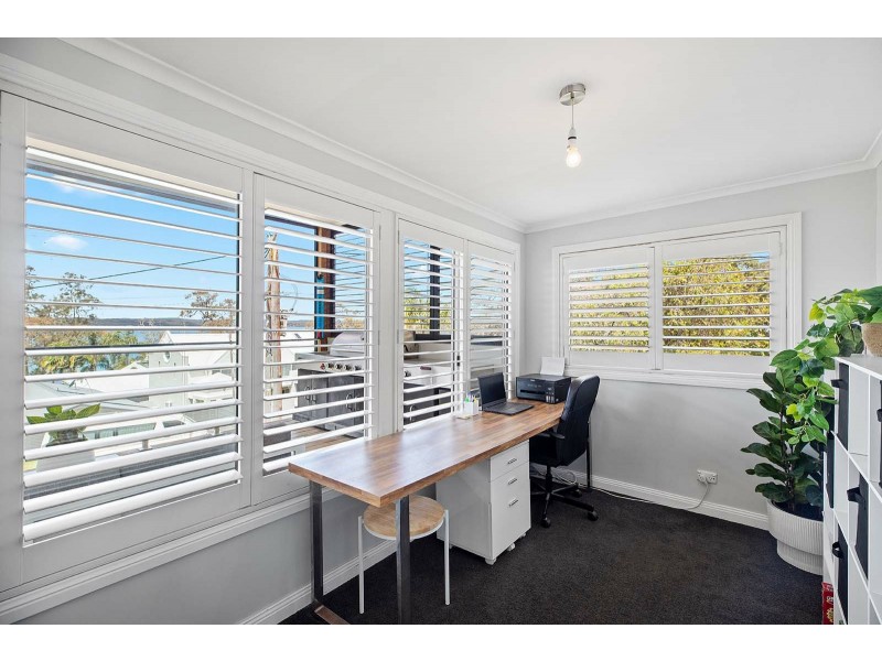 110 Griffith Street, Mannering Park NSW 2259