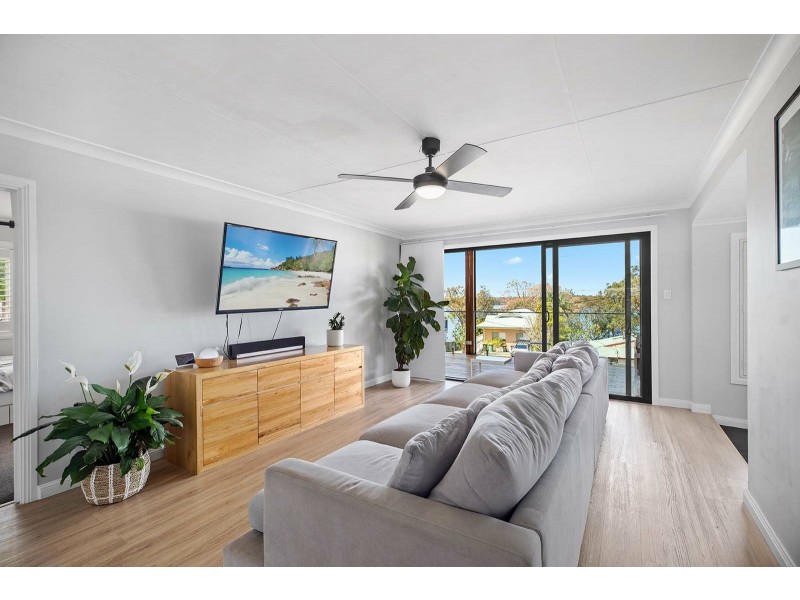110 Griffith Street, Mannering Park NSW 2259