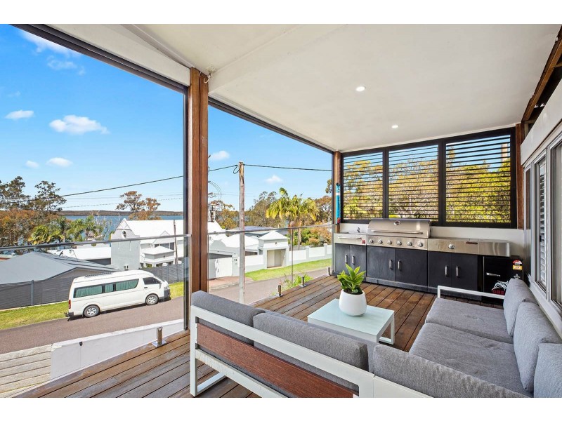 110 Griffith Street, Mannering Park NSW 2259