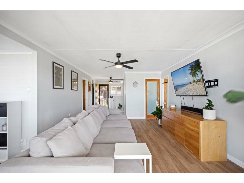 110 Griffith Street, Mannering Park NSW 2259