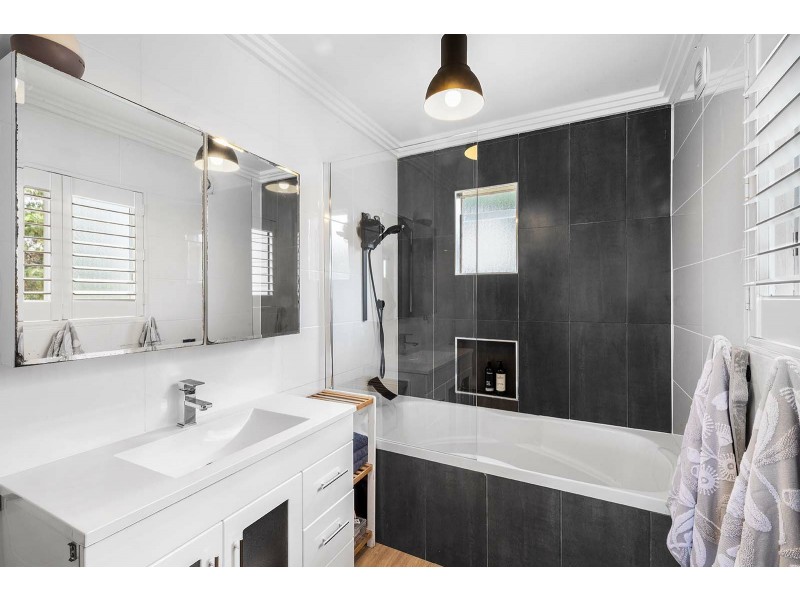 110 Griffith Street, Mannering Park NSW 2259