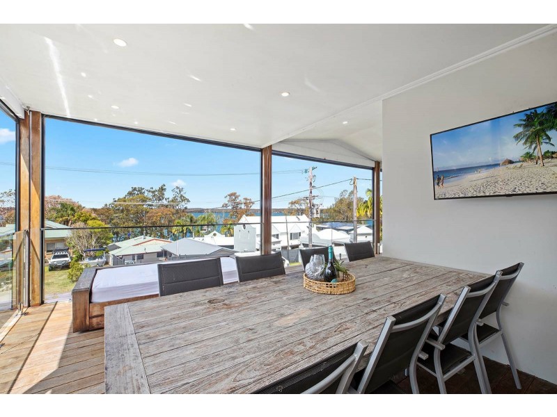 110 Griffith Street, Mannering Park NSW 2259