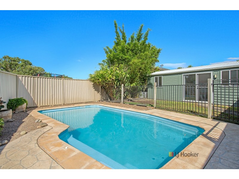 25 Elizabeth Bay Drive, Lake Munmorah NSW 2259
