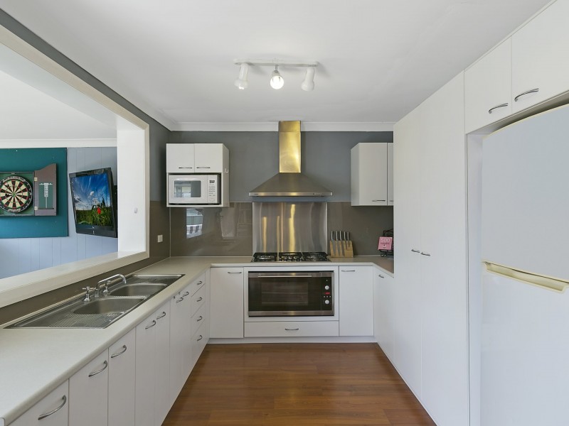 41 Kathleen White Crescent, Killarney Vale NSW 2261