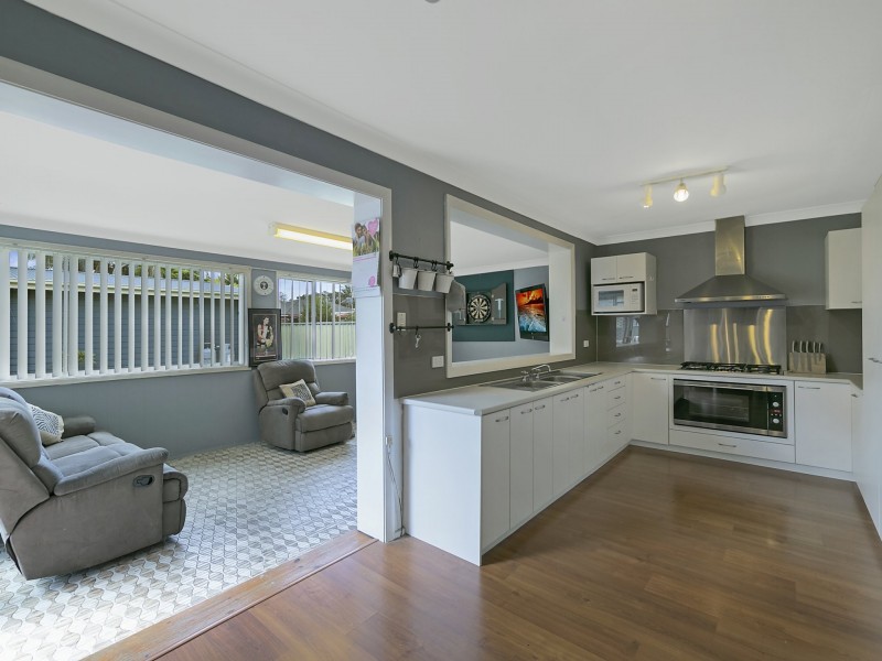 41 Kathleen White Crescent, Killarney Vale NSW 2261