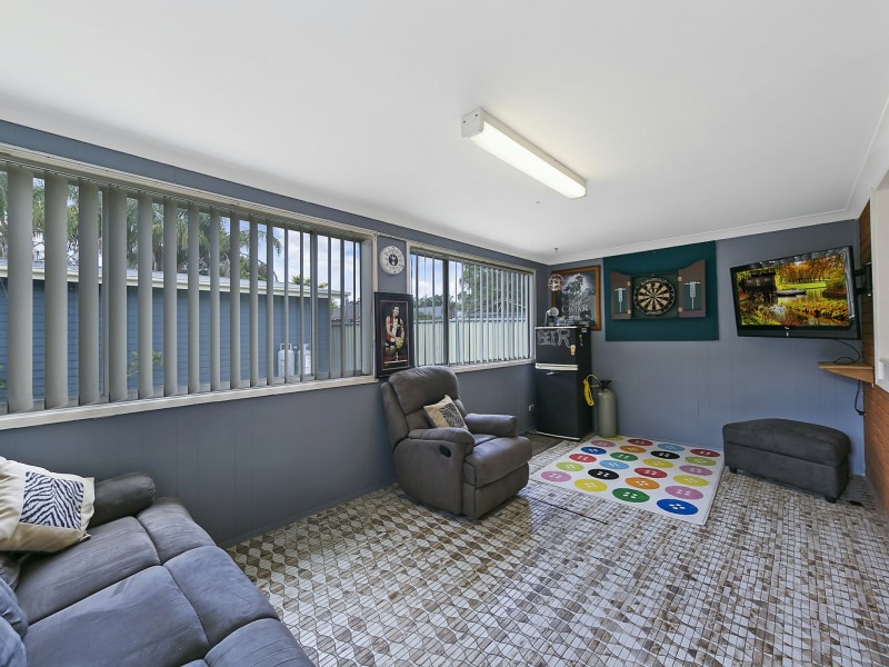 41 Kathleen White Crescent, Killarney Vale NSW 2261