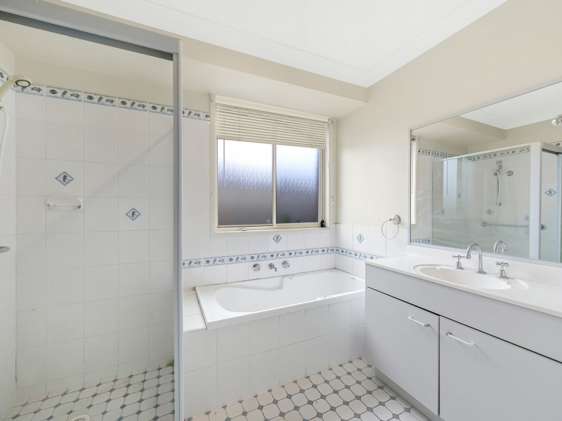 8 Harry Close, Blue Haven NSW 2262