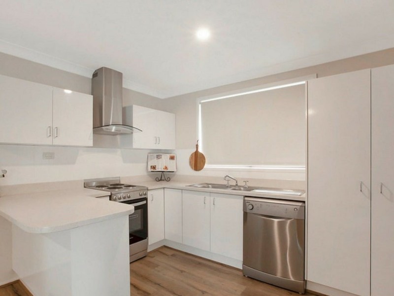 39 Campbell Parade, Mannering Park NSW 2259