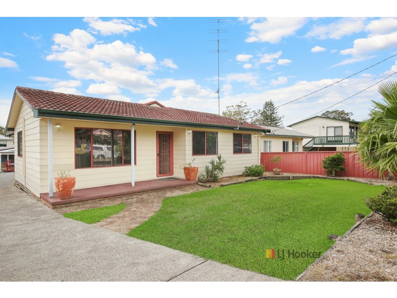 22 Campbell Parade, Mannering Park NSW 2259