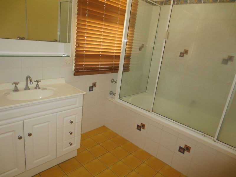 8 William St, Bundamba QLD 4304