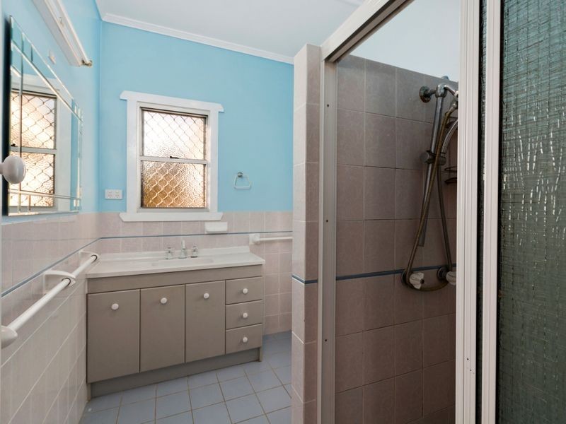 2A Sinclair St, Newtown QLD 4305