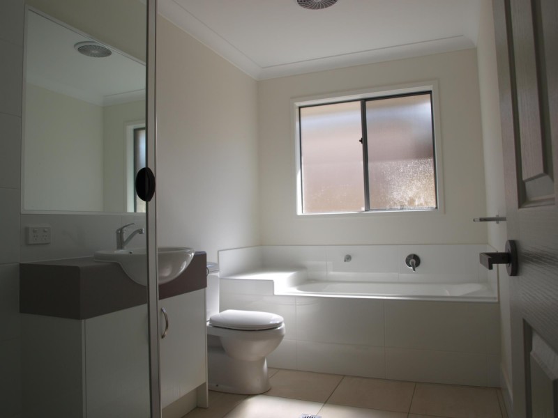 8 carron court, Brassall QLD 4305