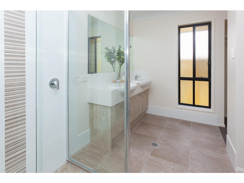 11 JOHN ST, Walloon QLD 4306