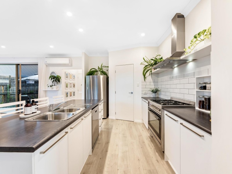 16 Splendid Drive, South Ripley QLD 4306