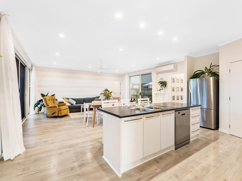 16 Splendid Drive, South Ripley QLD 4306