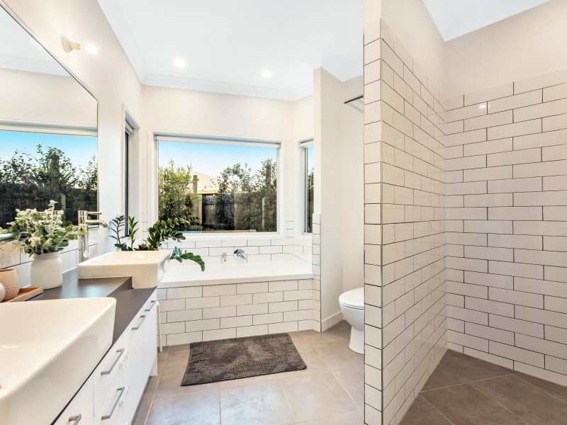 16 Splendid Drive, South Ripley QLD 4306