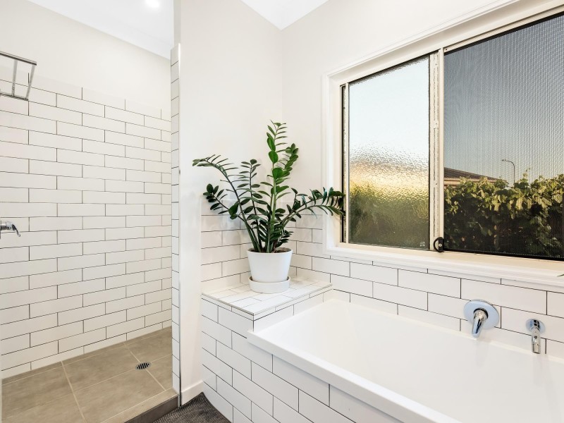 16 Splendid Drive, South Ripley QLD 4306