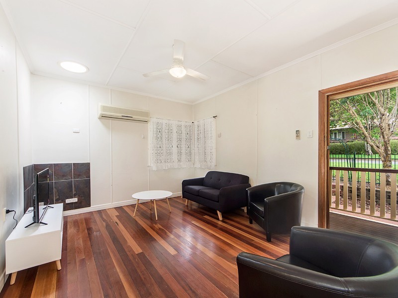 1 Taylor Street, Eastern Heights QLD 4305