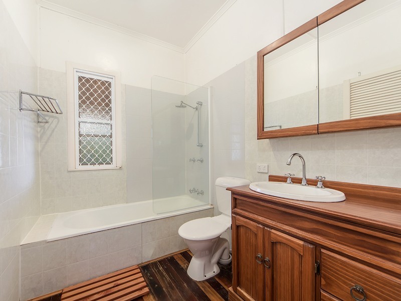 1 Taylor Street, Eastern Heights QLD 4305