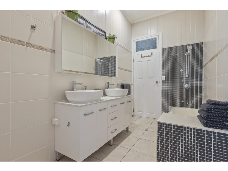 3 Brisbane Road, Newtown QLD 4305