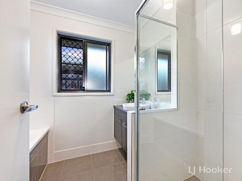 8 Bottlebrush Drive, Deebing Heights QLD 4306